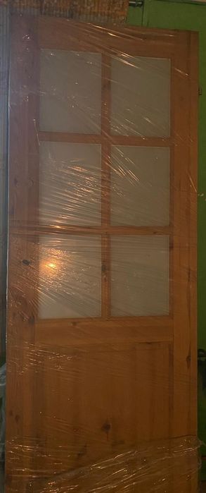 Nowe drzwi drewniane z szybami