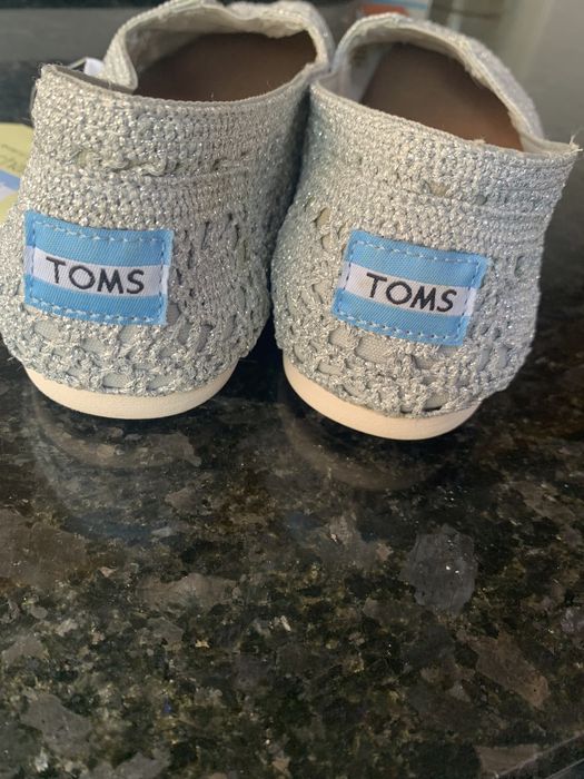 Toms prateados novos com etiqueta para mulher
