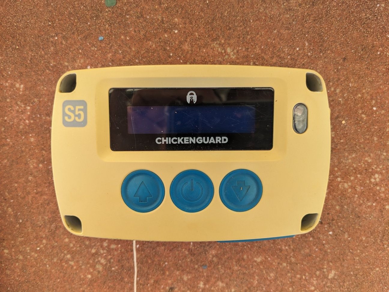 Abridor de porta de galinheiro automático