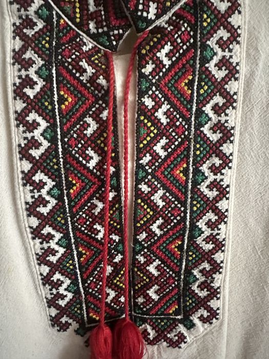 Вишиванка та брюки з ременем