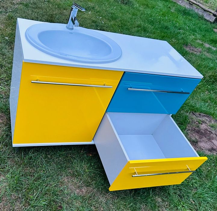 Szafka łazienkowa z umywalką i baterią
