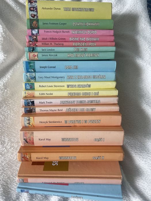 Seria książek o różnych tytułach