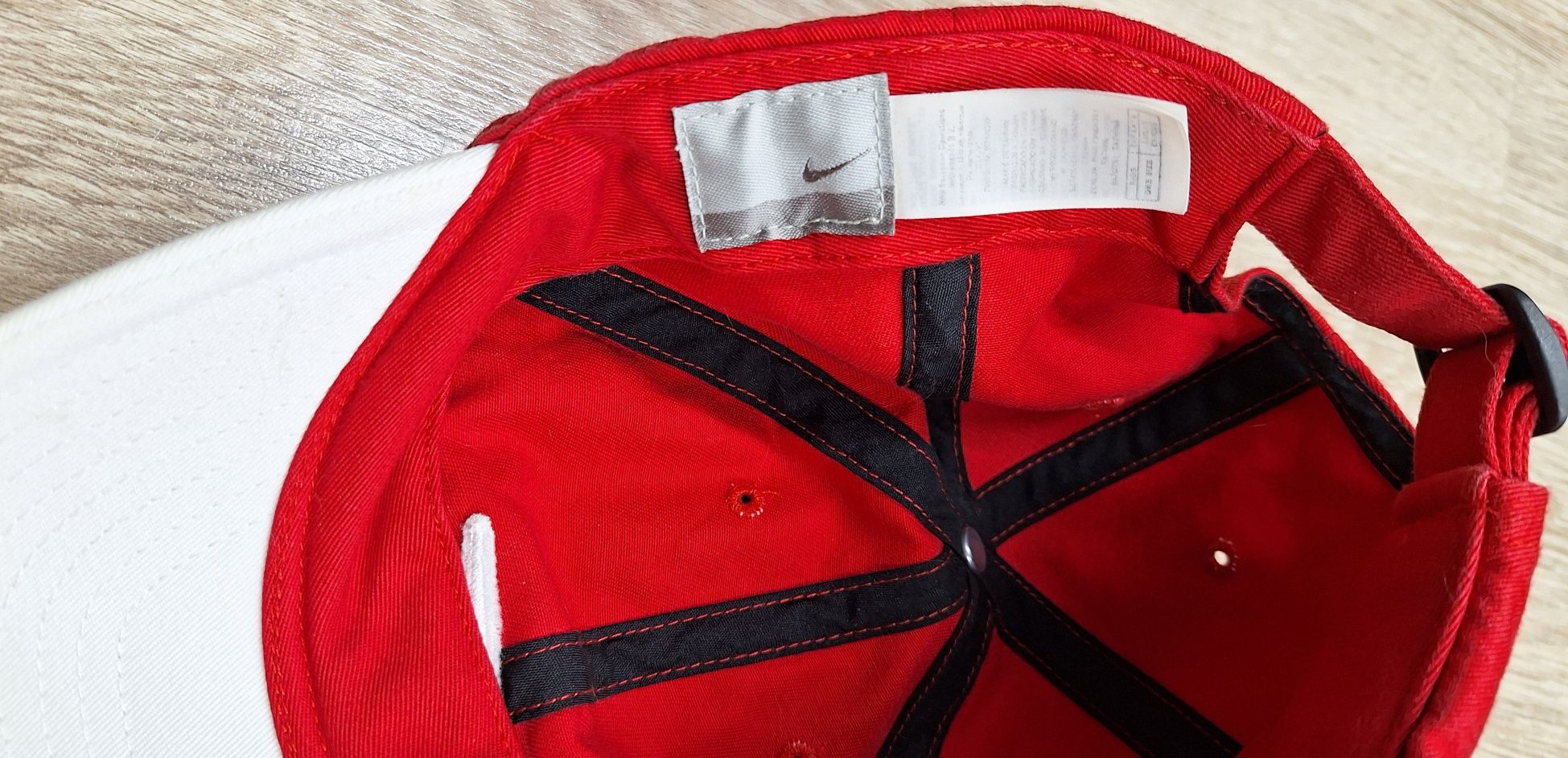 Nike czapka z daszkiem kibica biało- czerwona 47- 54cm obwód