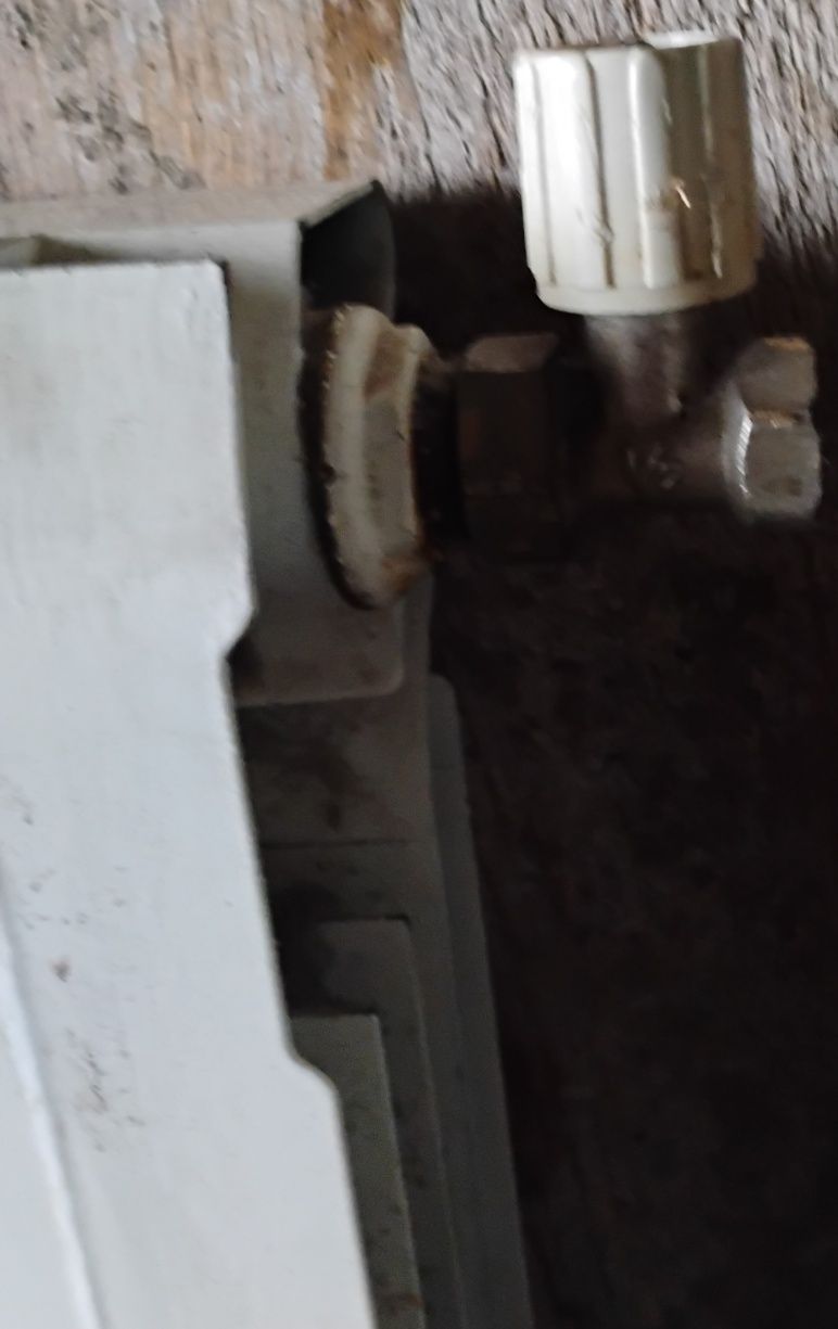 Grzejnik aluminiowy 4 żeberka z zaworami i odpowietrznikiem