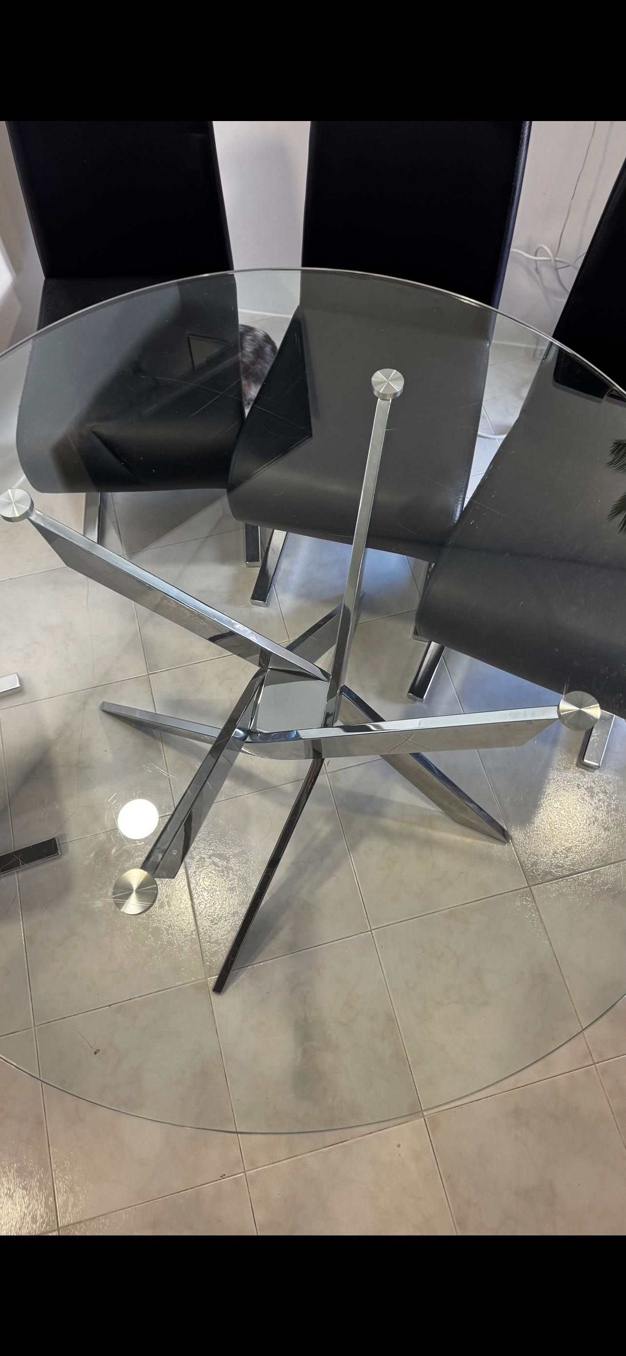 Mesa de vidro com 4 cadeiras