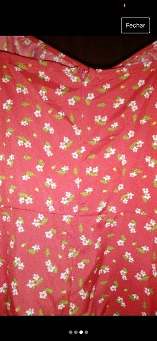 Vestido vermelho floral com racha