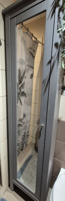 Drewniana szafka łazienkowa z lustrem słupek