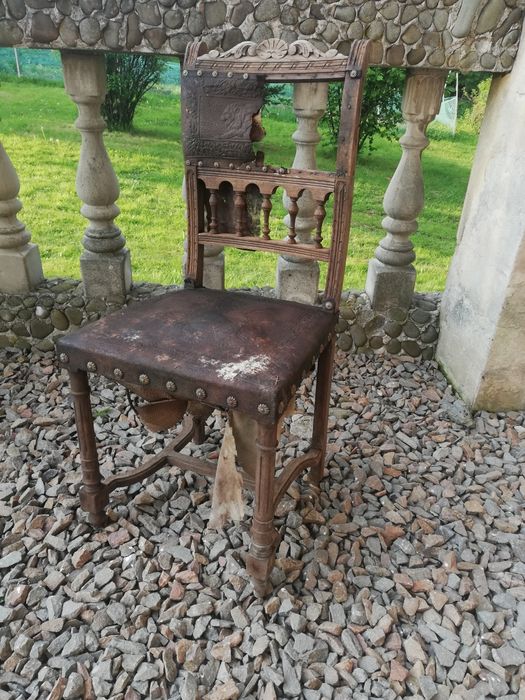 Krzesło zabytkowe z herbem