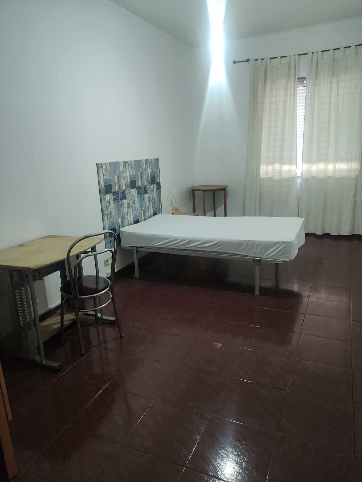 Alugo quarto a estudantes