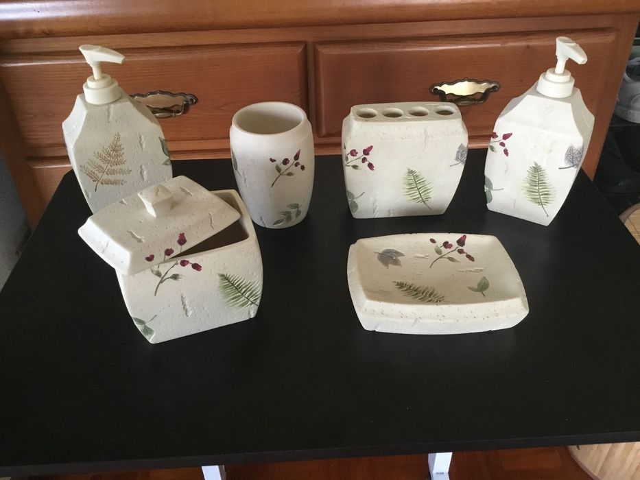 Conjunto completo de casa de banho pintado à māo