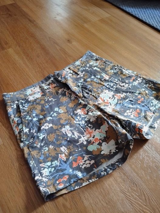 Calções com print floral da Quebramar