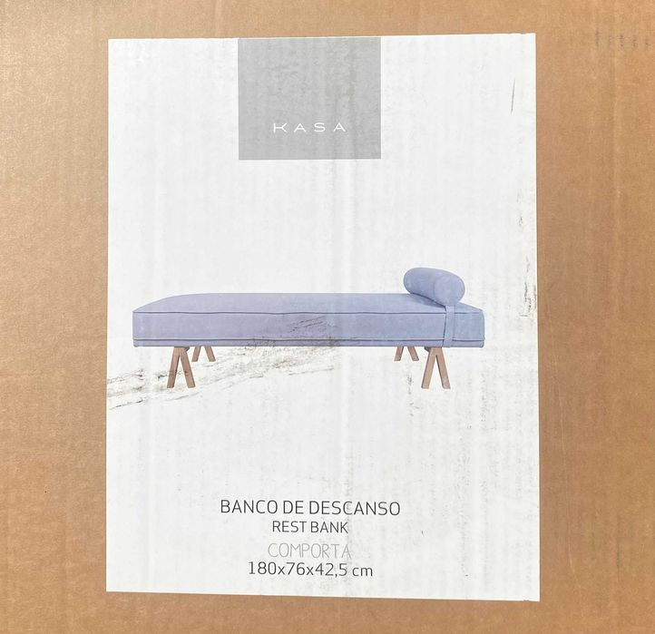 Sofá de Descanso cinza com pés em madeira