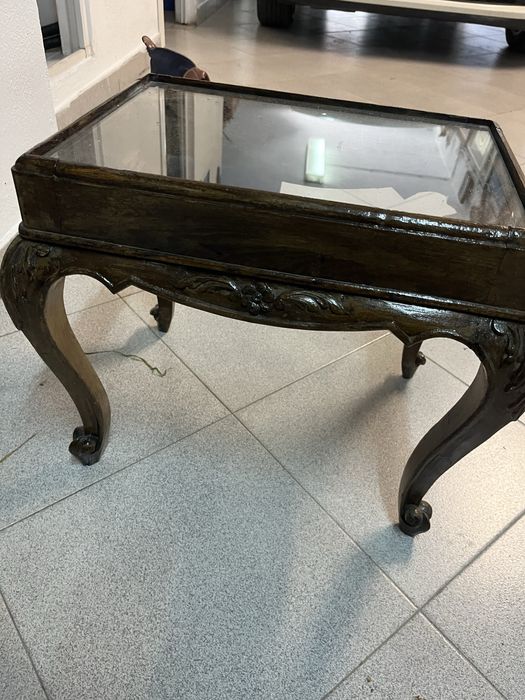 Mesa pequenina em madeira e vidro