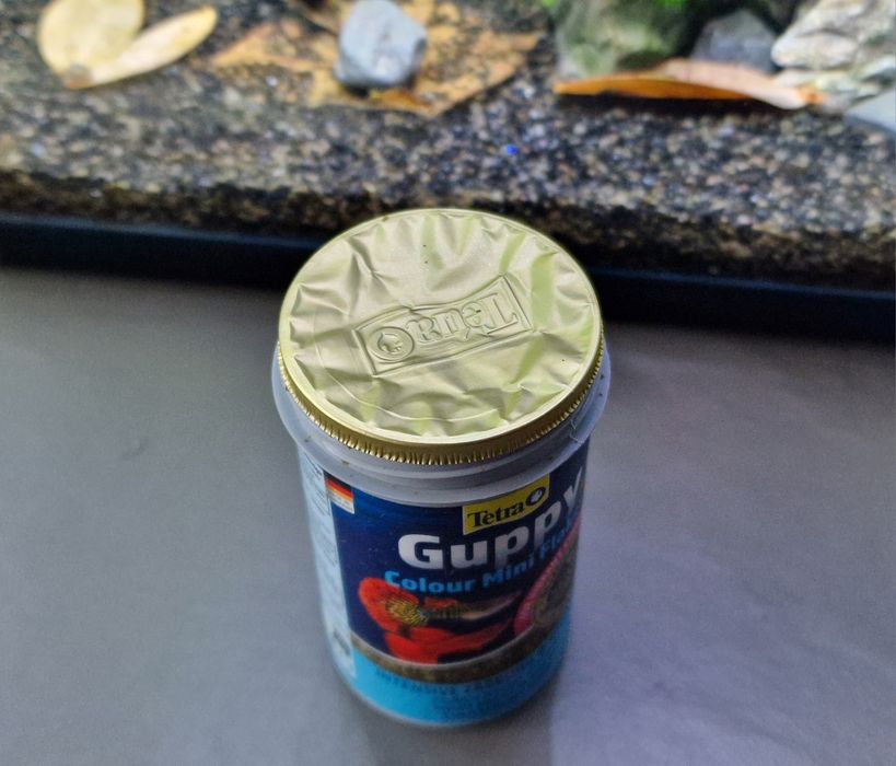 Tetra Guppy mini flakes.