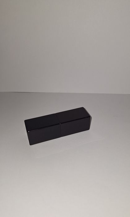 помада для губ Laura Mercier Crème Smooth Lip Colour.