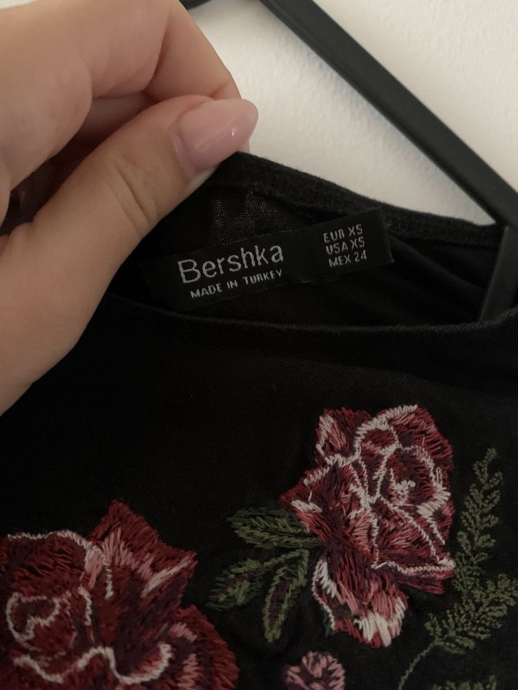 Body Bershka preto com flores