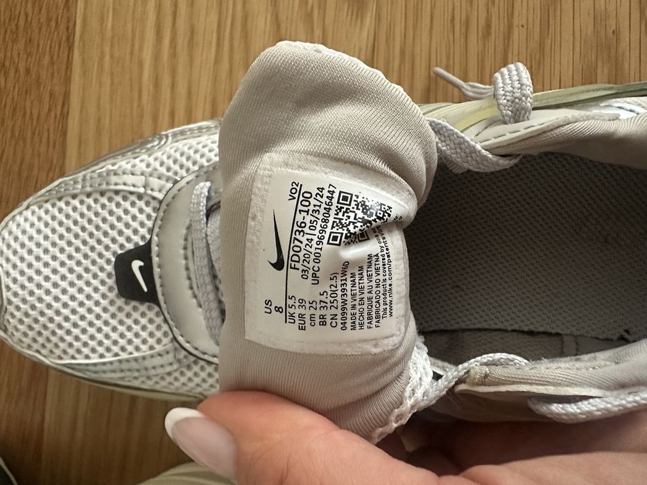 Tênis Nike V2K Run, tamanho 39