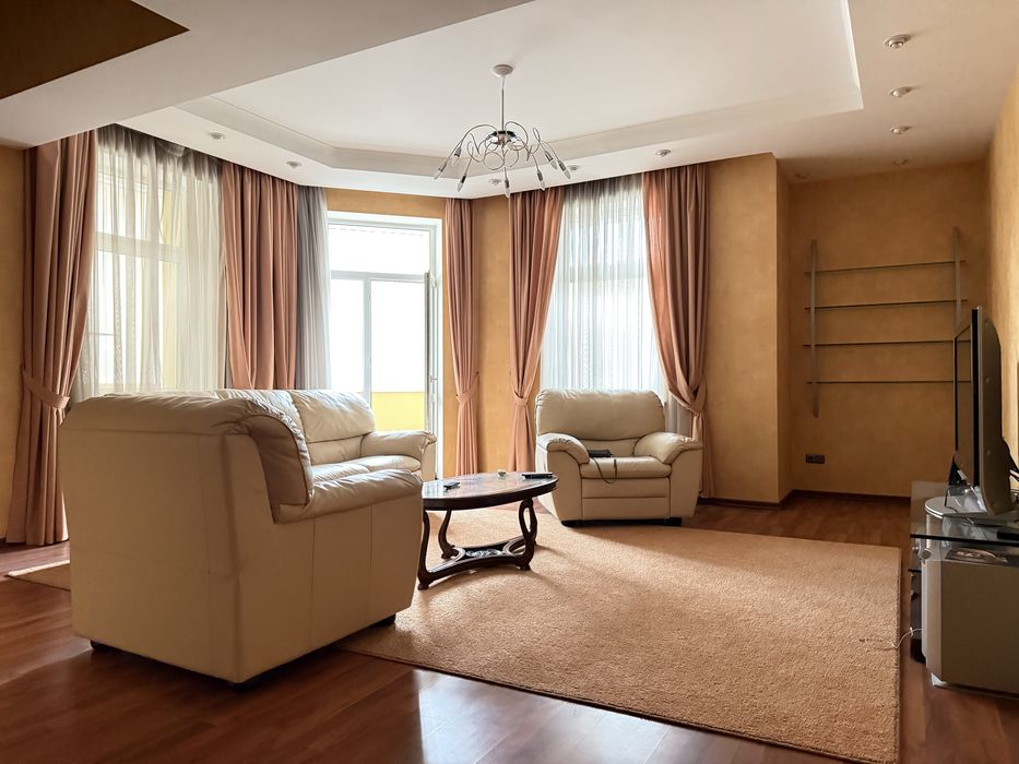 Центр , вул. Павлівська 17 , дворівнева квартира .