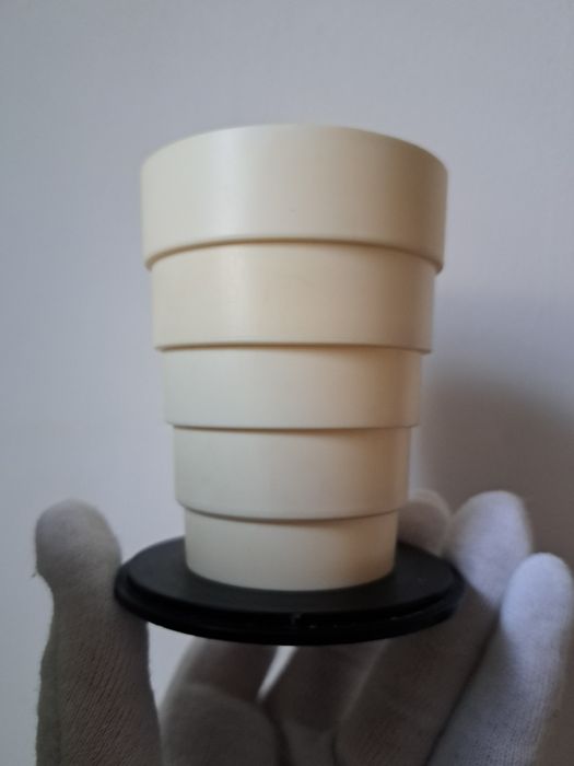 Gadżet pamiątka z PRL kubek plastikowy składany kwiaty malowane