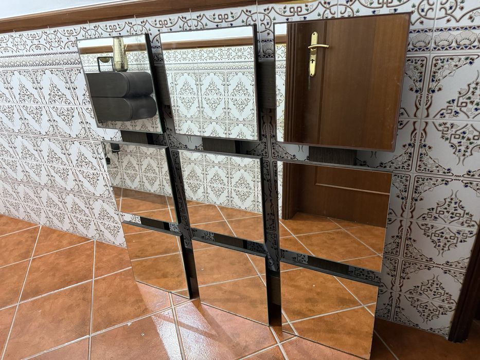 Espelho decorativo- moderno e em bom estado