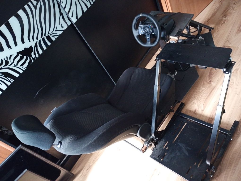 Siedzenie pod kierownice+ Kompletna kierownica Logitech G920
