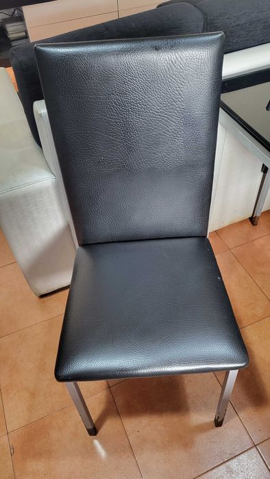 Mesa em vidro e cadeiras de cozinha