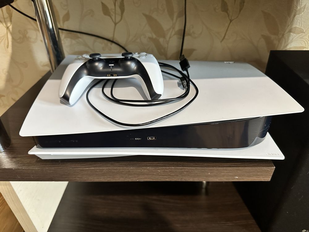 Игровая приставка PS5 с дисководом на 825гб