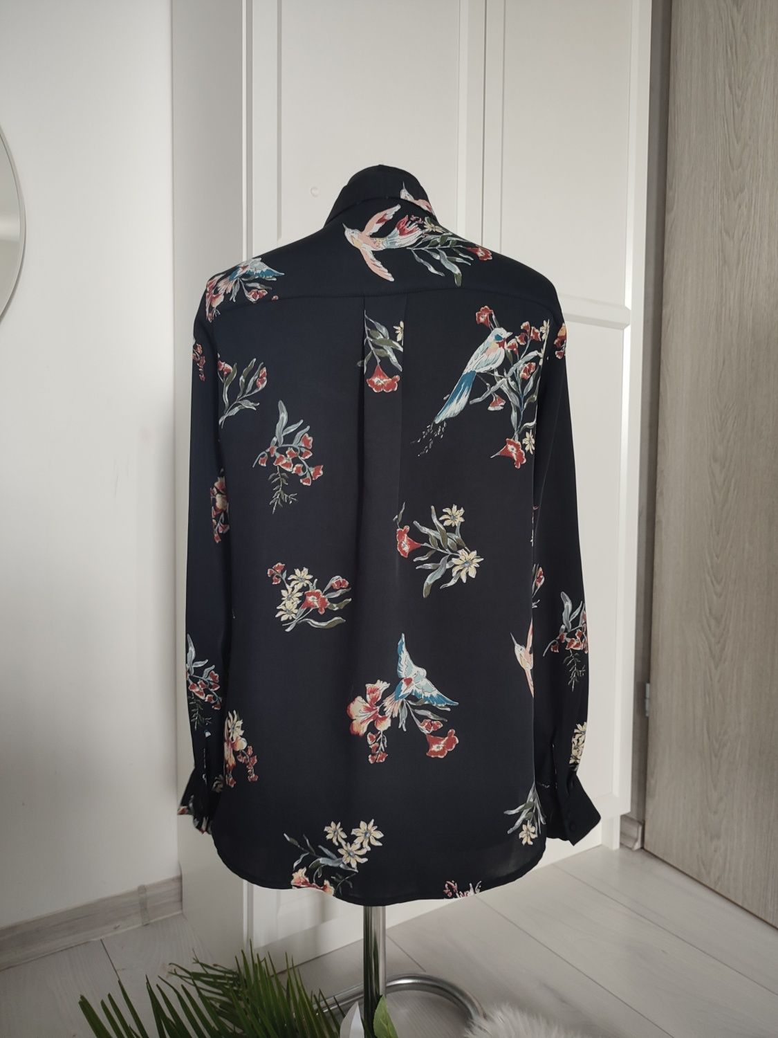 H&M koszula damska czarna długa we wzory ptaki i kwiaty rozmiar 34/36