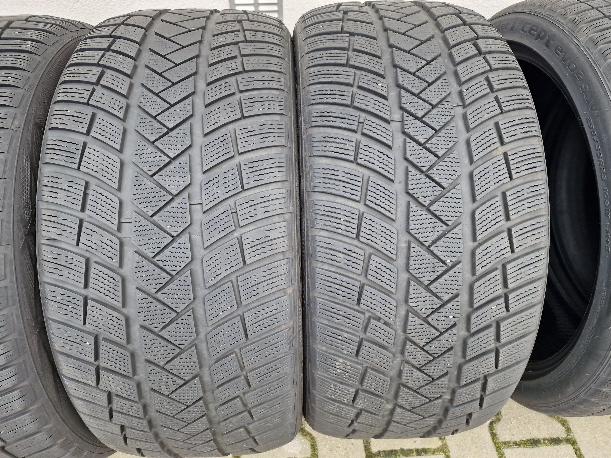 Opony 285/40r22 Vredestein