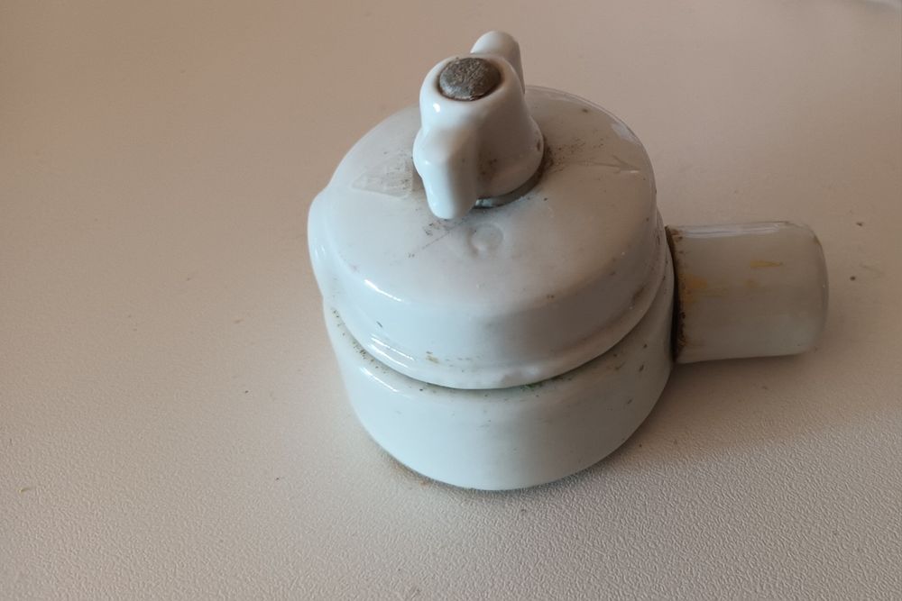 Interruptor antigo em cerâmica