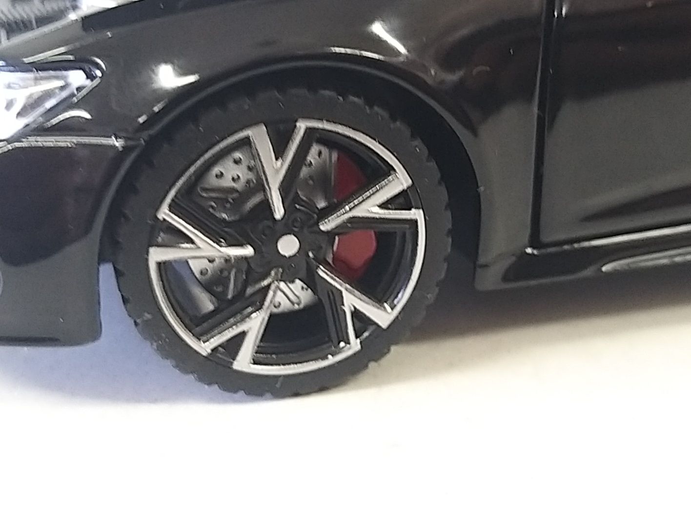 Model Audi RS6 1:32 LED
