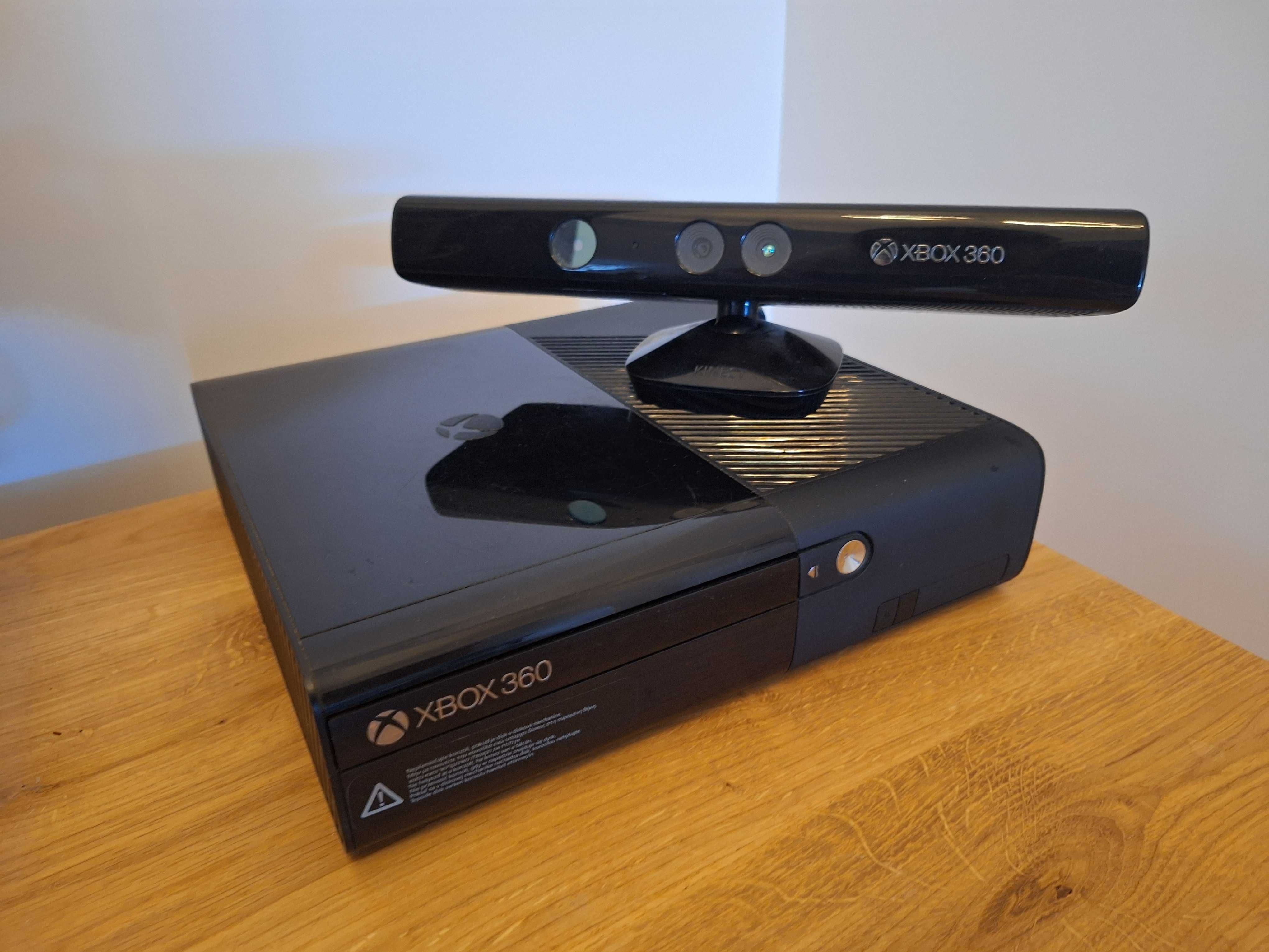 Konsola Xbox 360 wraz z sensorem ruchu Kinect, kontrolerem i 25 grami