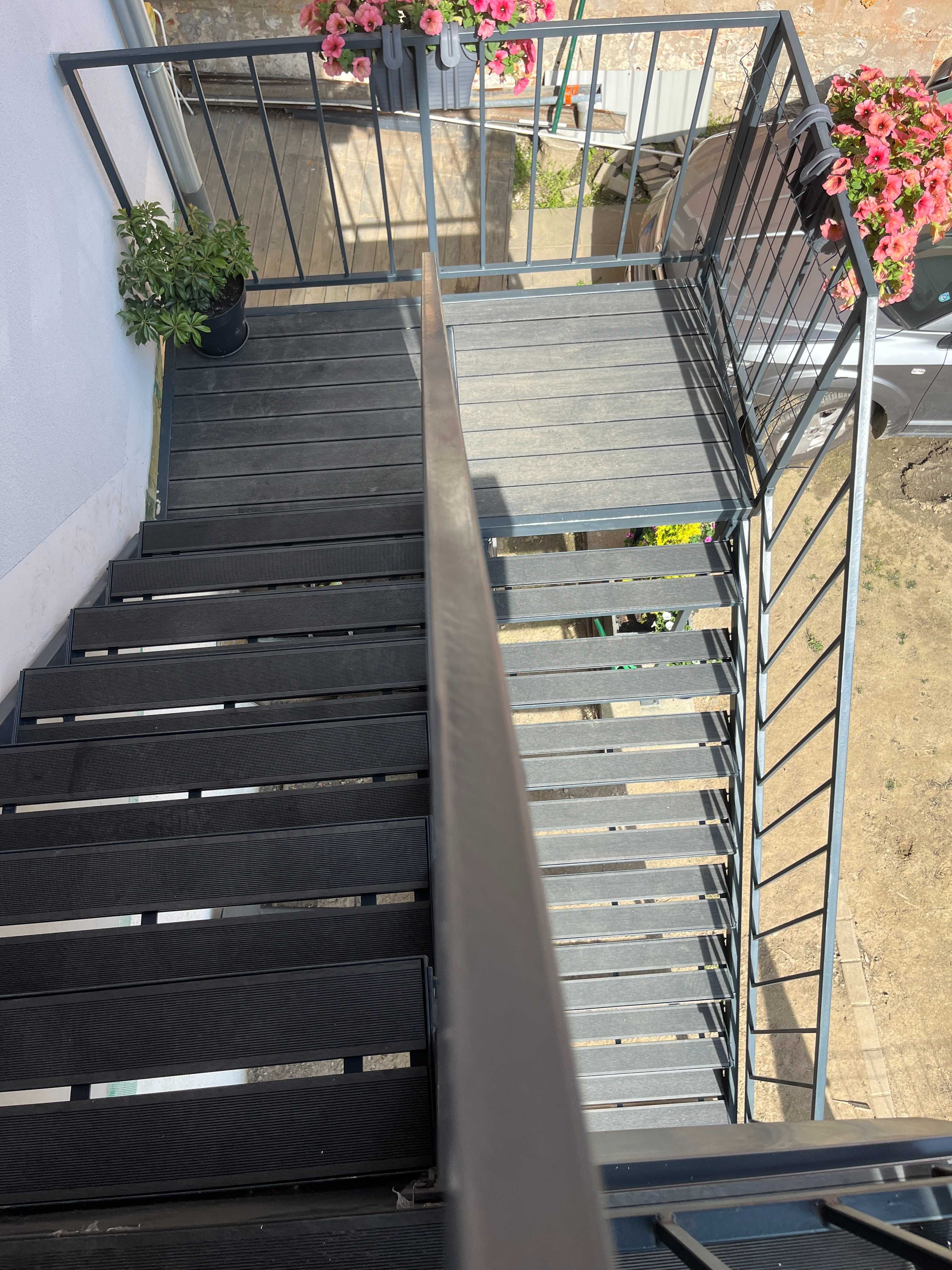 Schody zewnętrzne balustrady barierki platforma taras