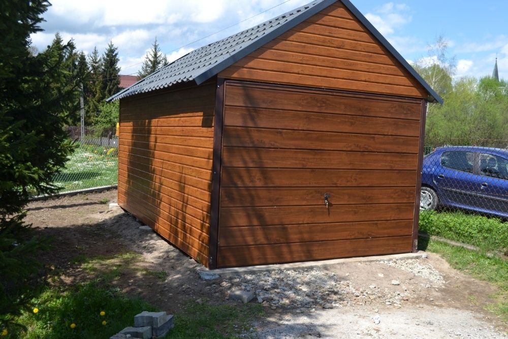 Garaż Premium złoty dąb 3x5 z bramą uchylną dwuspadowy blachodachówka