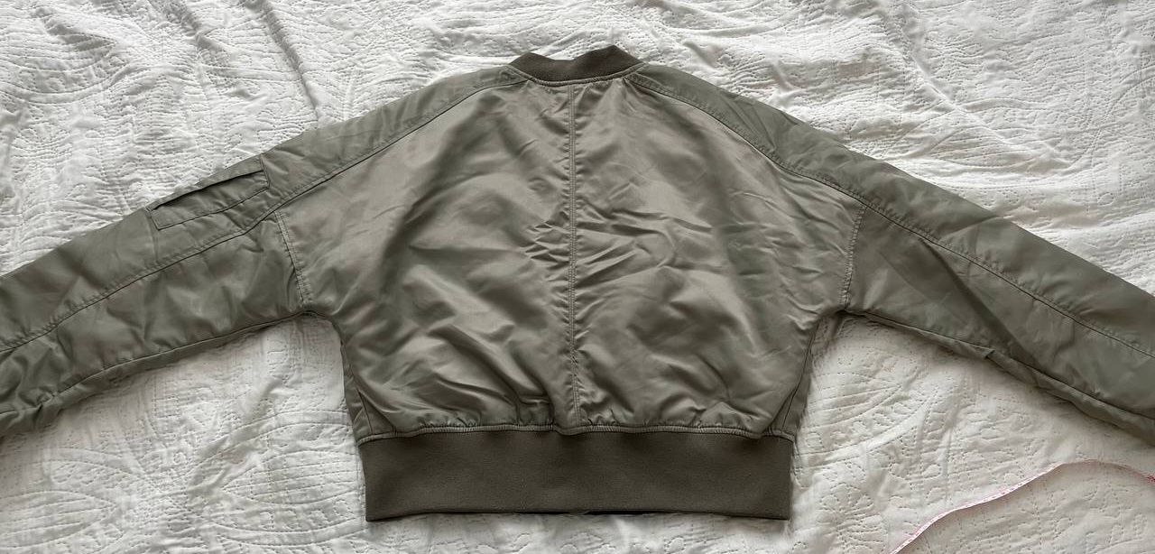 Новий жіночий бомбер h&m