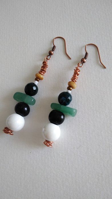 Brincos rústicos com pedras semipreciosas cerâmica e sementes