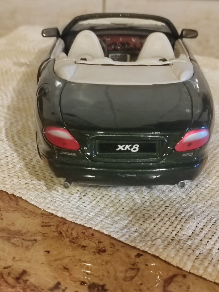 Model Jaguar XK 8 firmy maisto