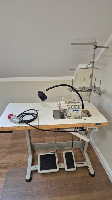 Owerlok 4-nitkowy JUKI MO-6714S 400V - przemysłowa maszyna do szycia