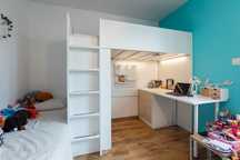 Łóżko piętrowe z biurkiem i oświetleniem IKEA SMASTAD.