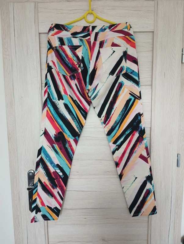 Kolorowe spodnie H&M z abstrakcyjnym wzorem - rozmiar 38