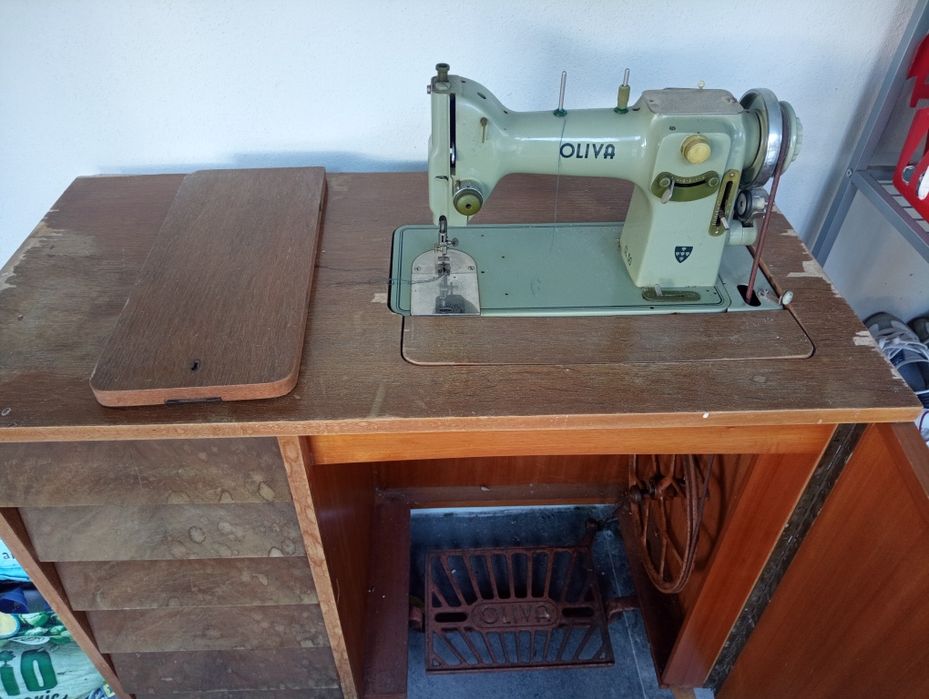 Maquina de costura Oliva CL 50 - Com movel. - A trabalhar*