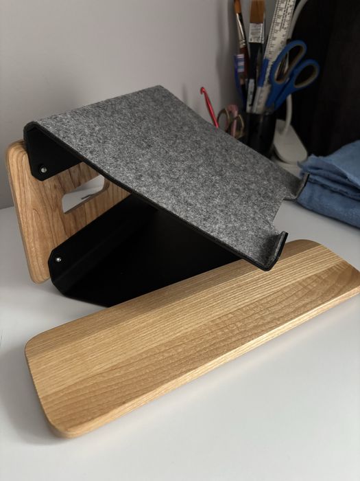 Підставка під запʼясття і підставка для ноутбука/планшета