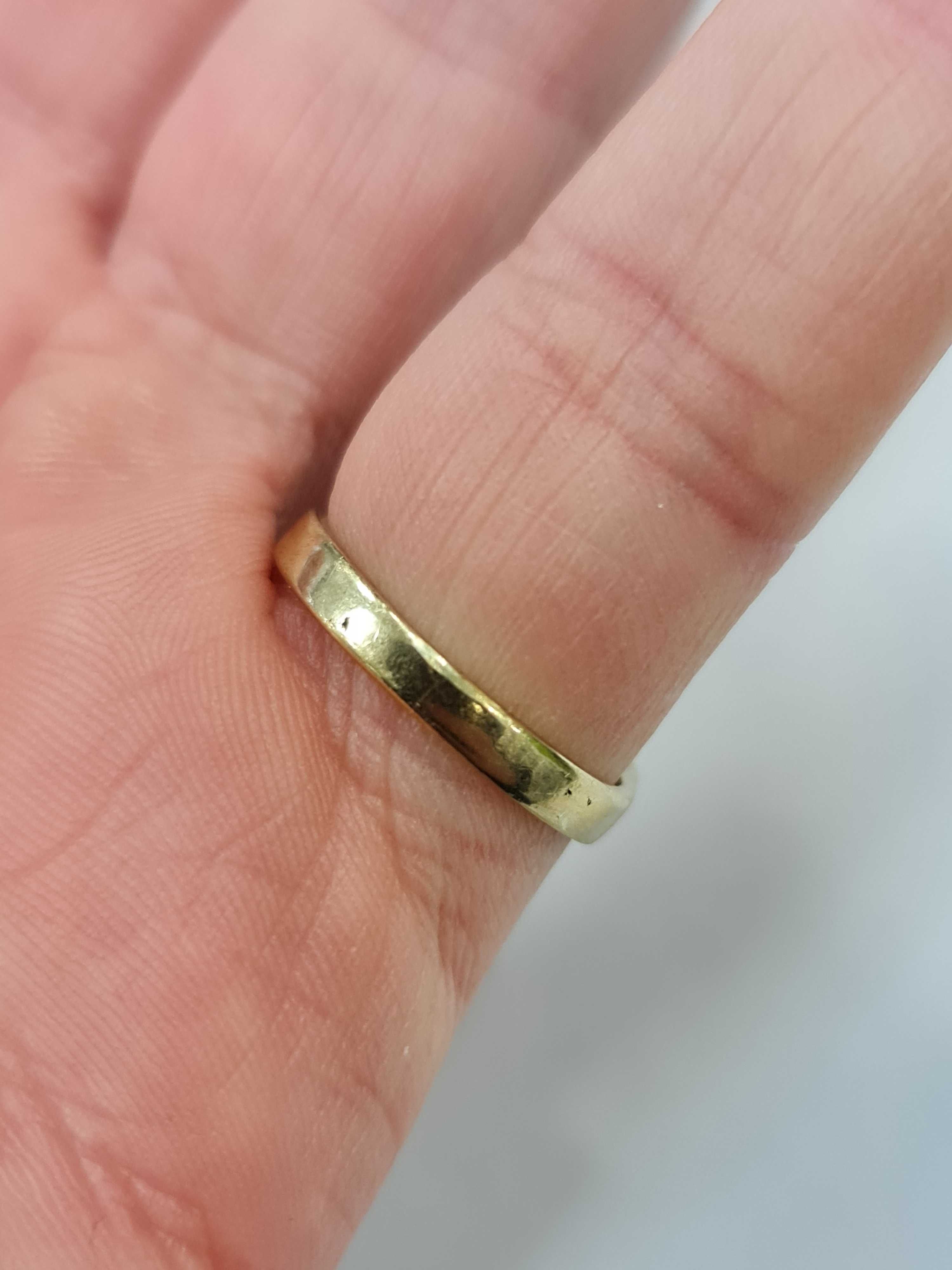 Złoty pierścionek damski/ 333/ 4.48 gram/ R11/ Koral syntetyczny