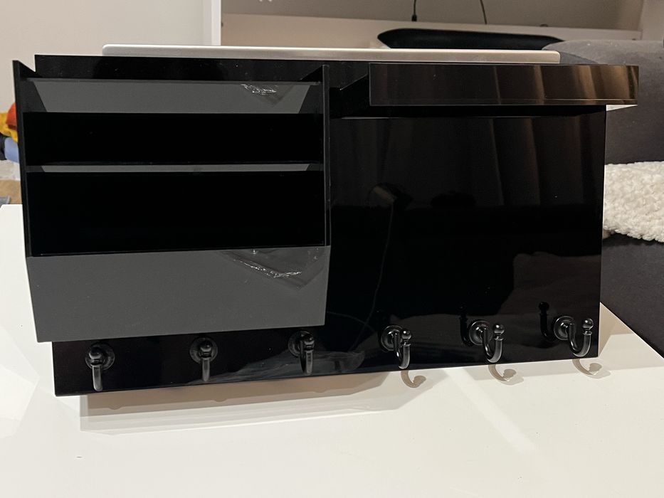 Półka akrylowa czarna z wieszakami z notatkami na kurtki