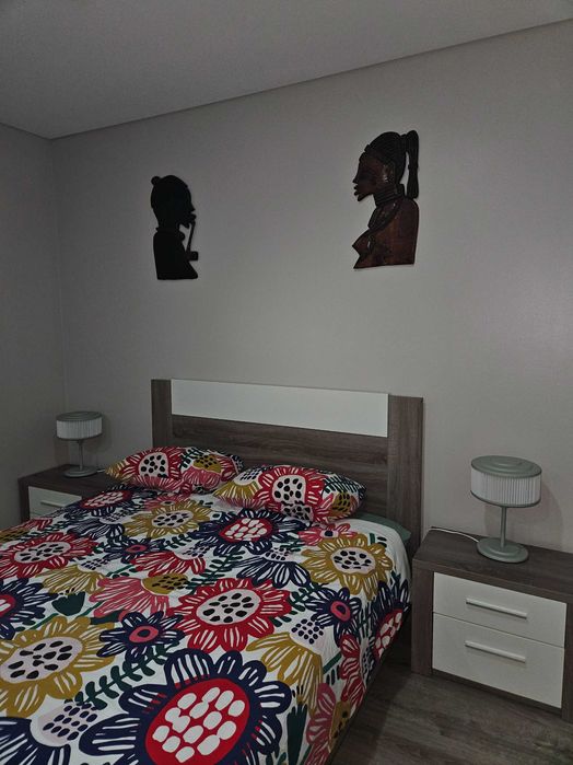 Cama de casal com 2 mesas de cabeceira