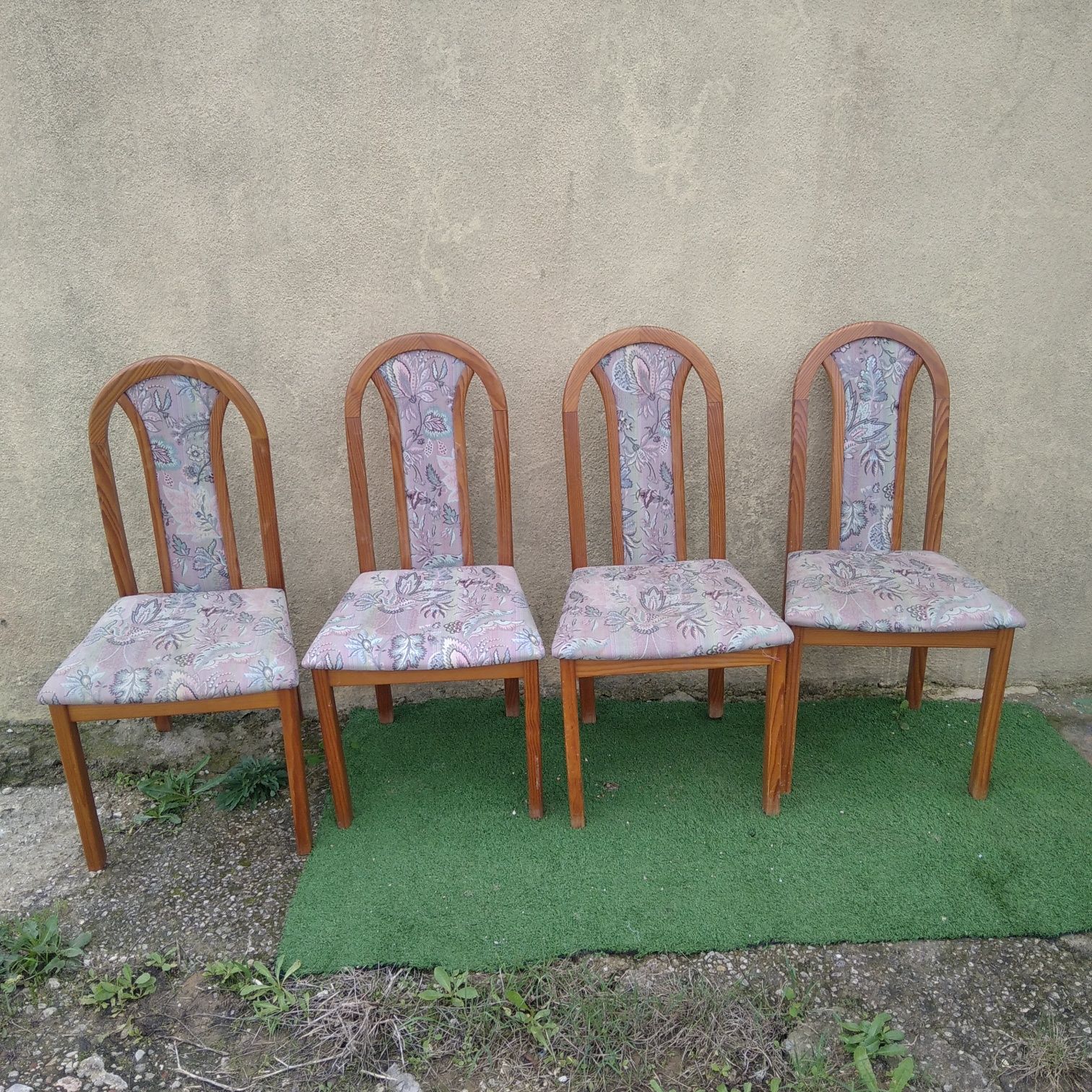 Cadeiras de sala em madeira conjunto de cinco 50€
