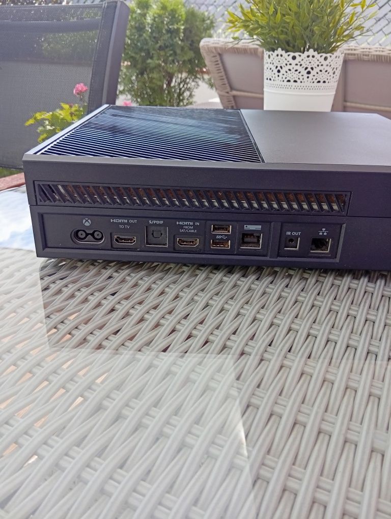 Konsola Xbox one 1TB z  okablowaniem