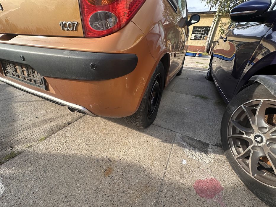 Zderzak tył Peugeot 1007 KHW kompletny czujniki pdc