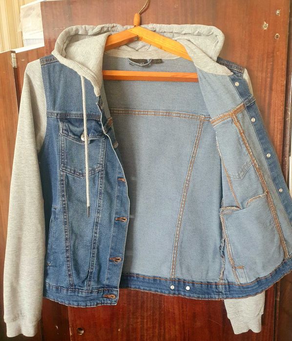 Жіноча джинсова куртка з капюшоном