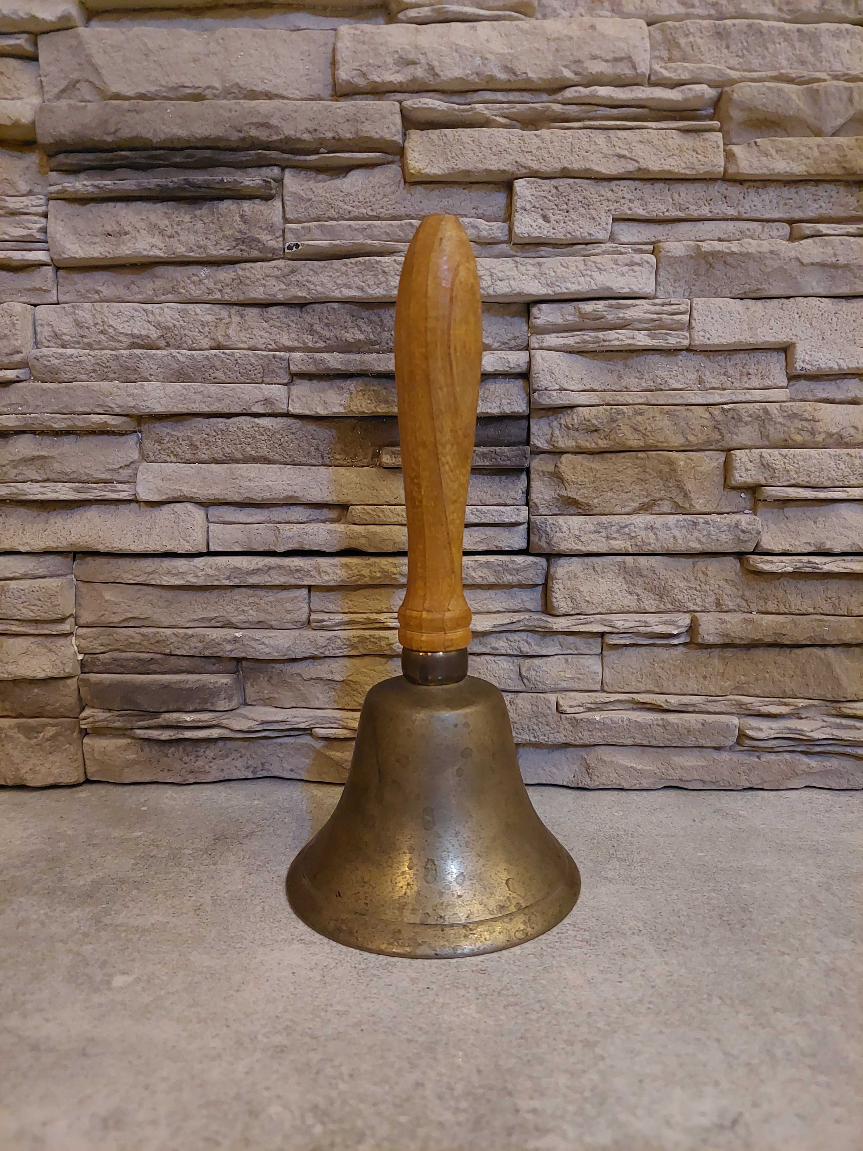 Dzwon mosiężny, stary dzwon, dzwonek z drewnianym uchwytem